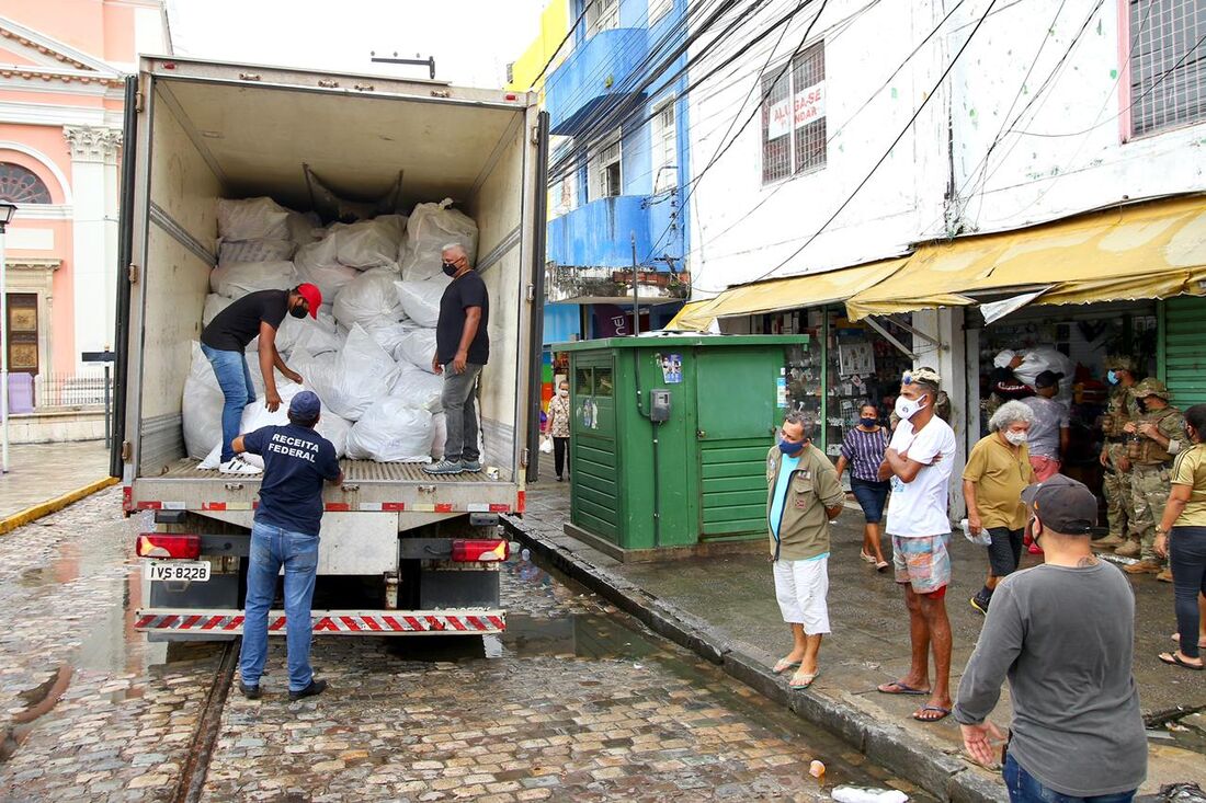 Operação apreende materiais piratas no Centro do Recife