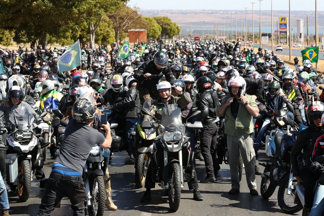 Bolsonaro participou de nova motociata neste domingo (8)