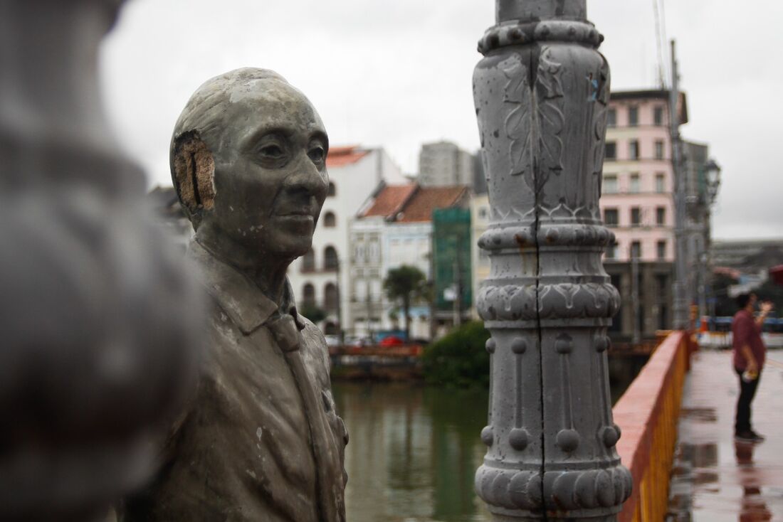 Estátua do poeta Joaquim Cardozo, na Ponte Maurício de Nassau, no Recife