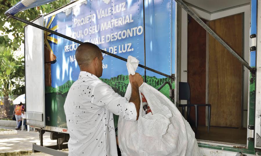 Projeto Vale Luz troca materiais recicláveis por descontos nas faturas de energia elétrica