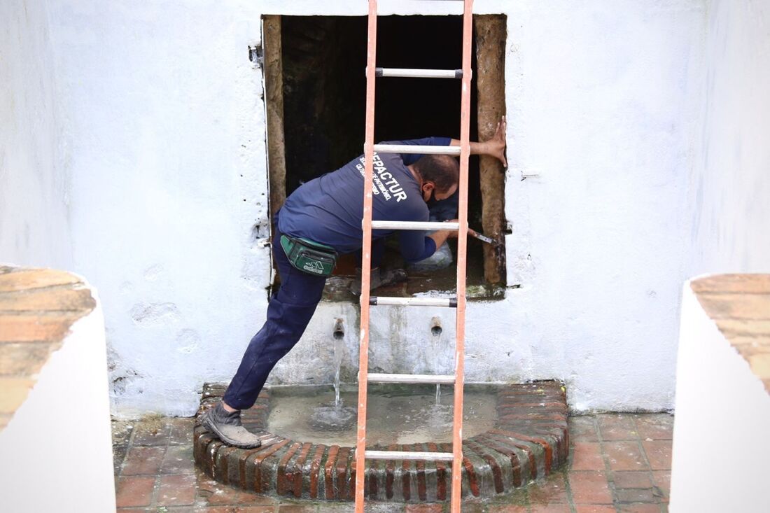 Manutenção das bicas da cidade história de Olinda