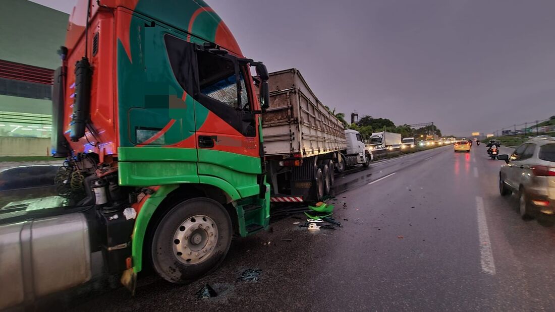 Colisão entre dois caminhões na BR 232