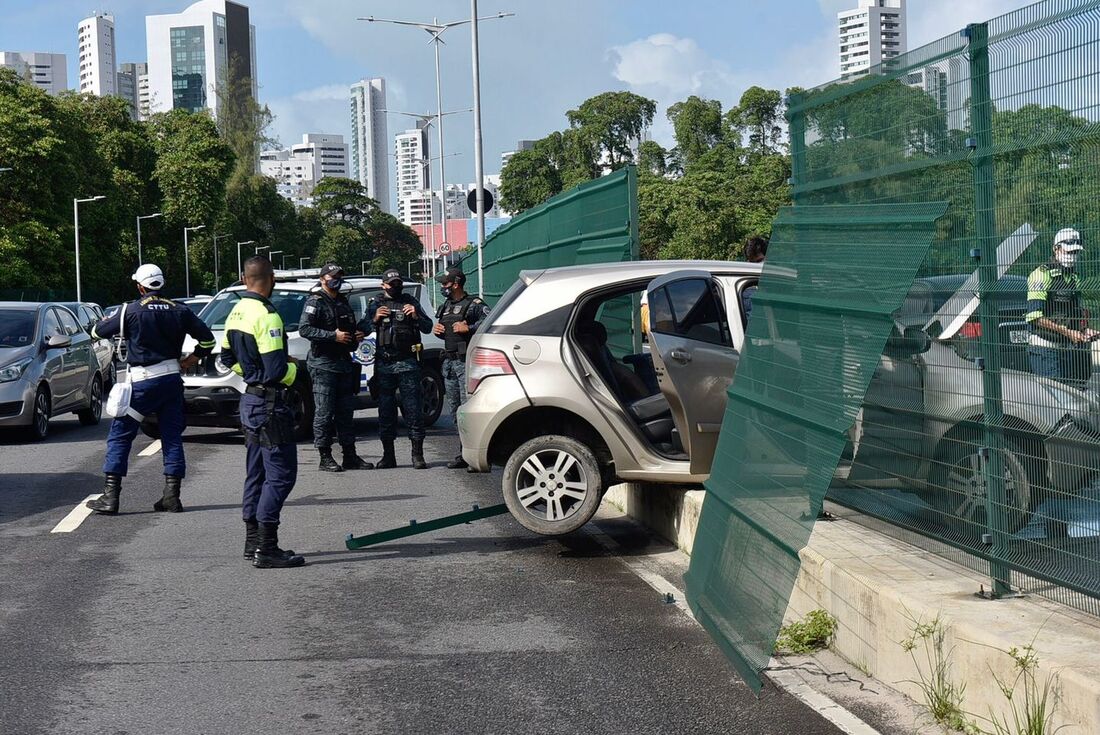 Carro parou no meio da Via Mangue