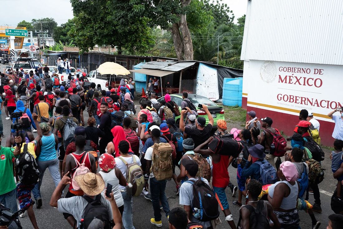 M xico impede caravana de imigrantes de chegar aos EUA Folha PE