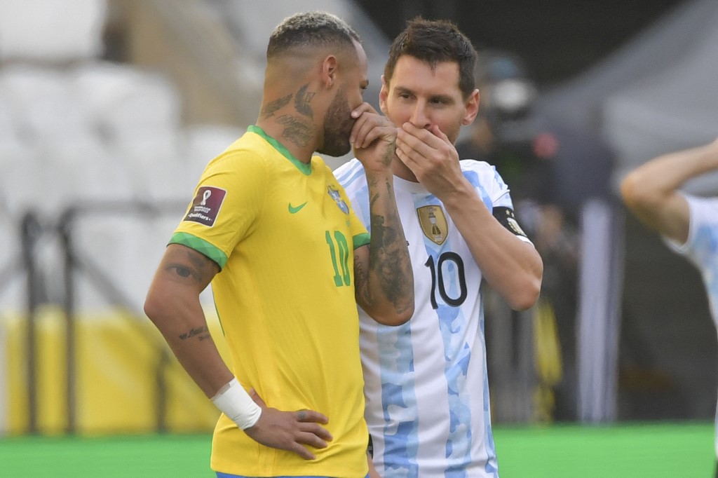 Neymar e Messi conversam após partida entre Brasil e Argentina ser suspensa