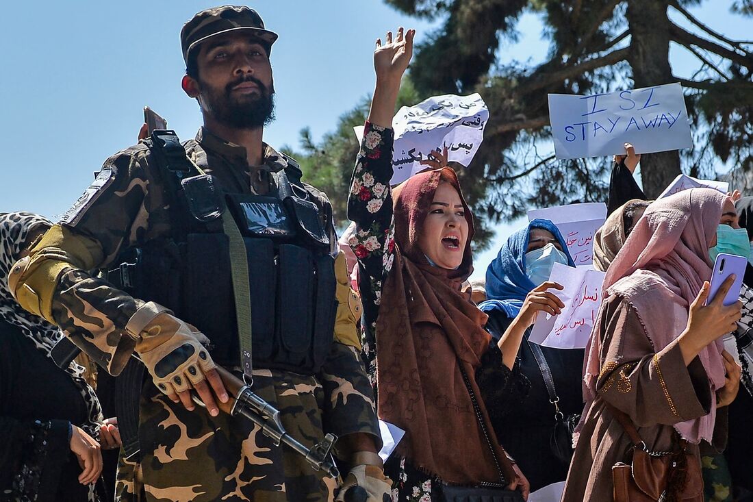 Grupo de mulheres protestam em Cabul