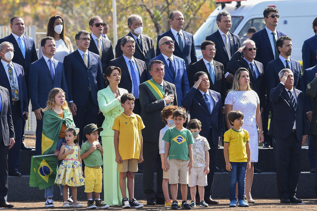 Com presença de ministros e Collor, Bolsonaro participa de hasteamento da bandeira