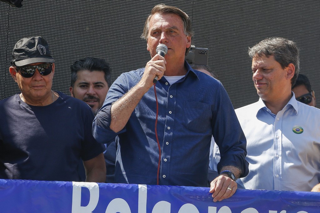 Bolsonaro discursa em ato de raízes golpistas em Brasília