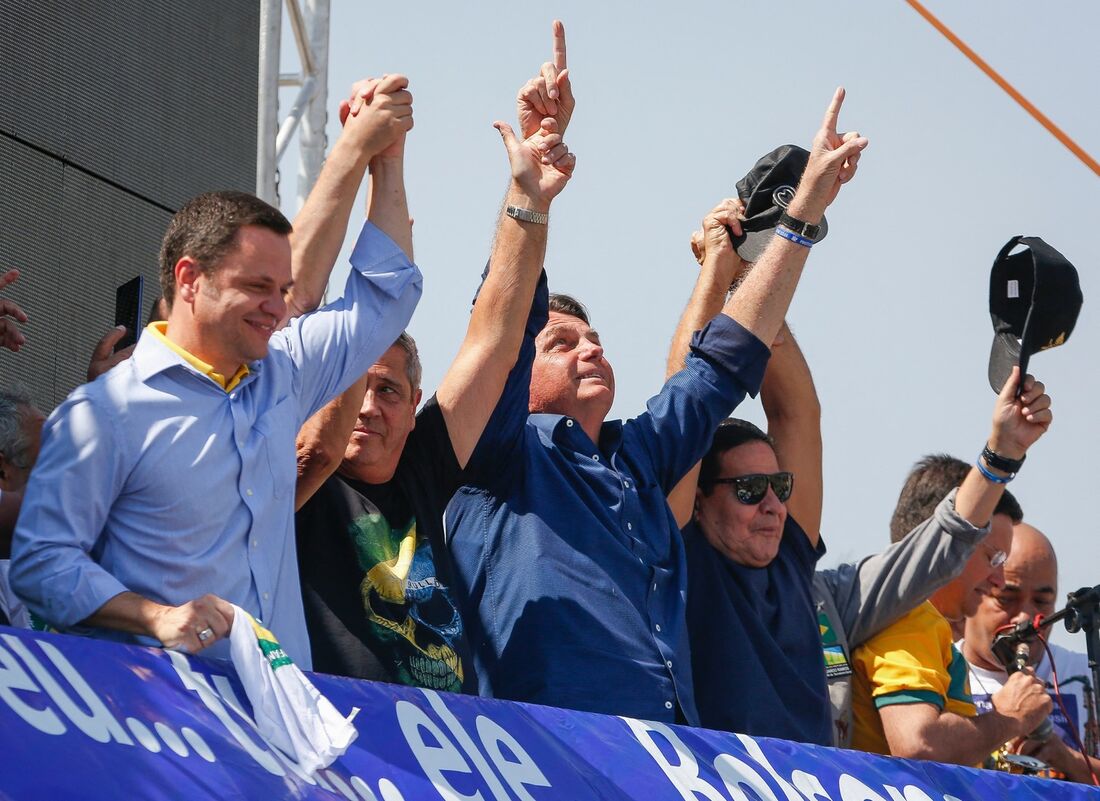 O presidente Jair Bolsonaro, o vice Mourão e apoiadores durante as manifestações 