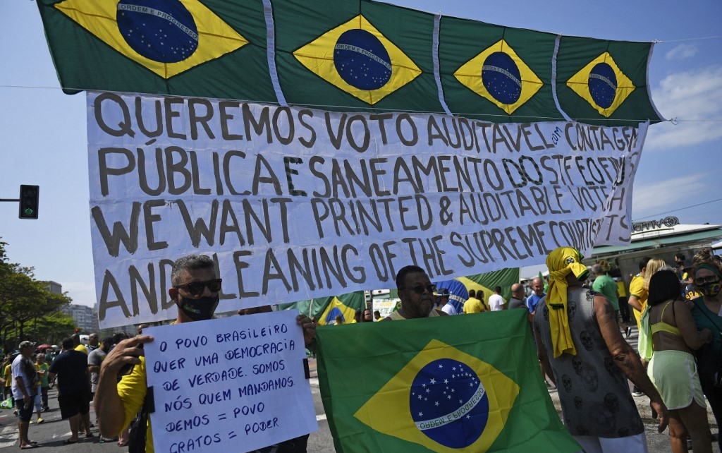 Apoiadores do presidente Bolsonaro se manifestam em favor das pautas do presidente