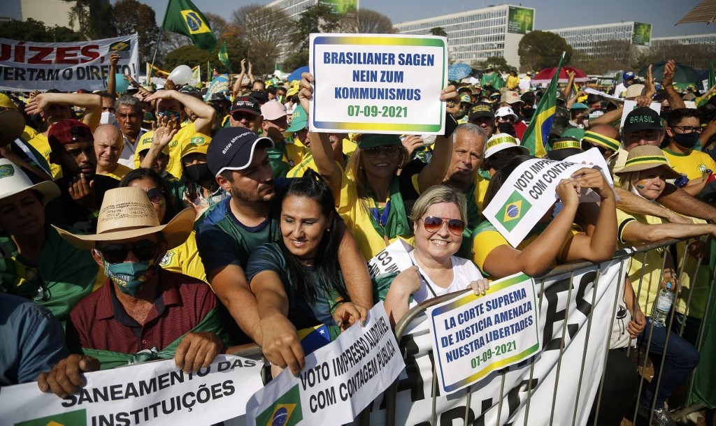 Apoiadores do presidente Bolsonaro se manifestam em favor das pautas do presidente