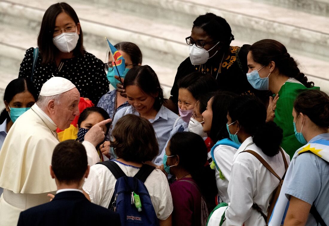 Papa conversa com fiéis após a audiência papal desta quarta-feira (8)