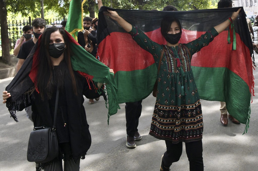 Estudantes estrangeiros afegãos durante uma manifestação contra o Talibã