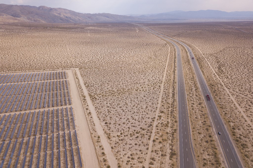 Imagem aérea na rodovia California 14 com painéis solares