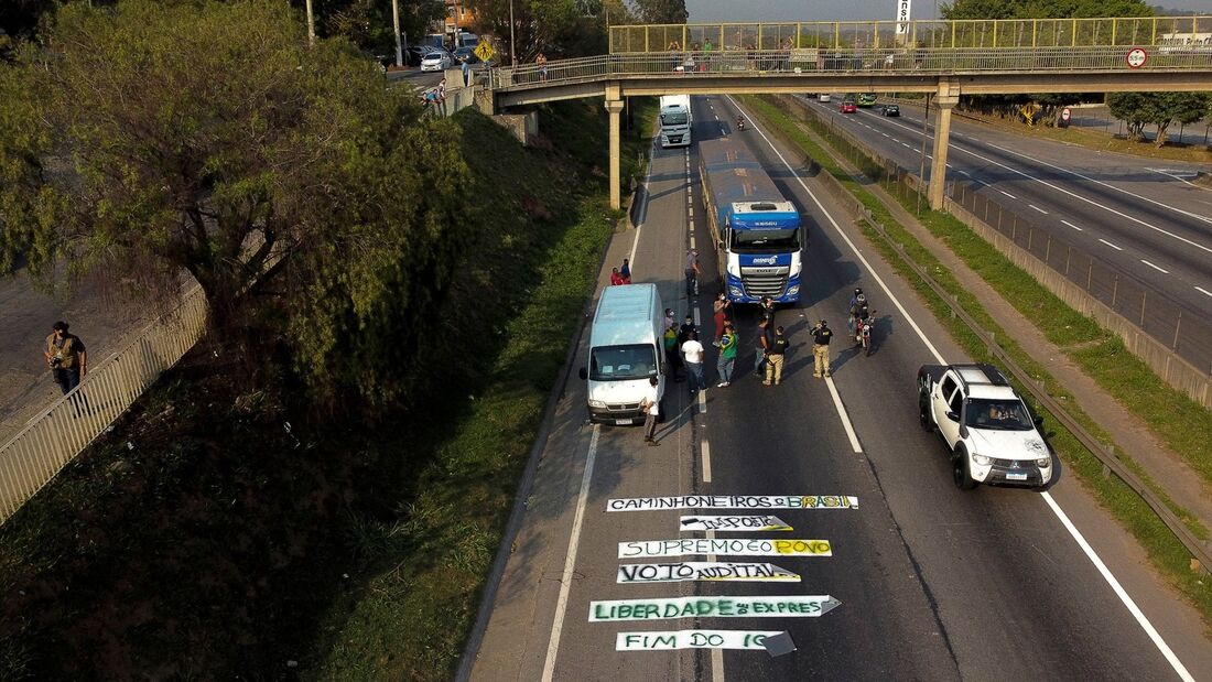 Avenida Régis Bittencourt, em São Paulo, parcialmente fechada pelo protesto dos caminhoneiros 