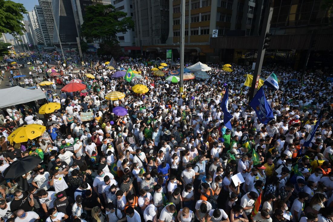 Manifestação contra Bolsonaro, no domingo (12)