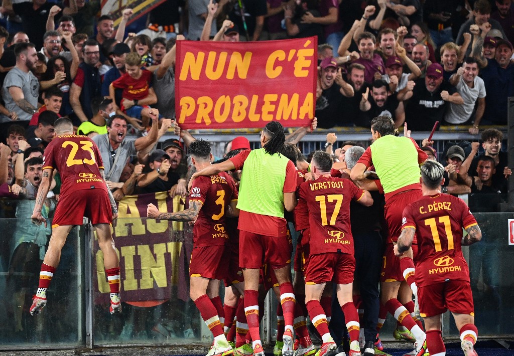 Jogadores da Roma e seu treinador comemoram liderança junto de sua torcida