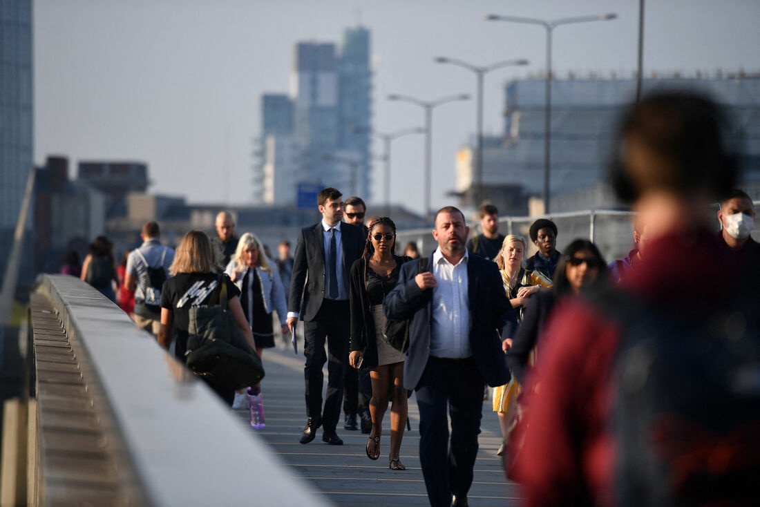 Pessoas na London Brigde, em Londres