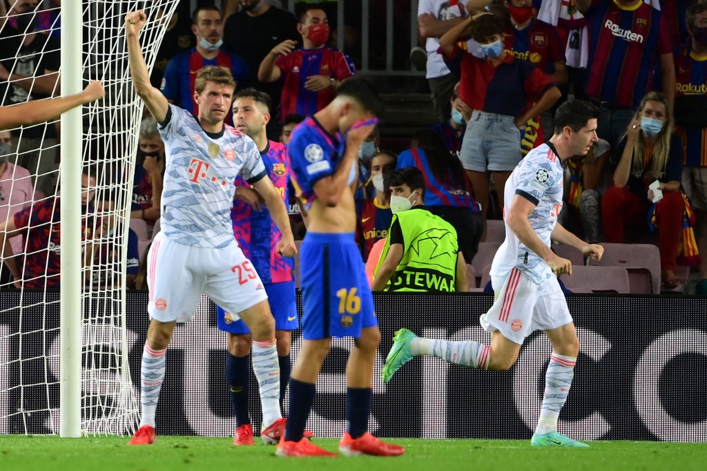 Jogadores do Bayern comemorando um dos três gols da vitória por 3 a 0 em cima do Barcelona, em pleno Camp Nou