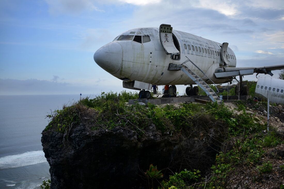 Fuselagem de um Boeing instalada em um penhasco é estratégia para aumentar turismo na região