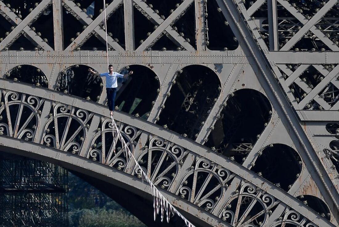 Equilibrista  Nathan Paulin cruza Paris sobre o rio Sena