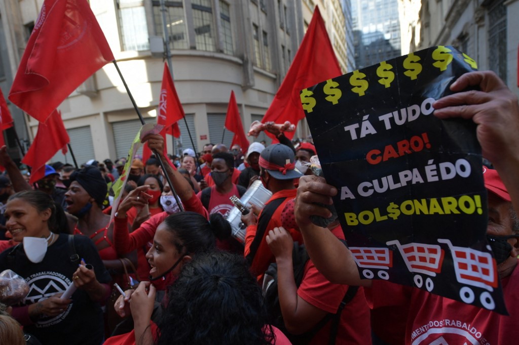 Ativistas do Movimento dos Trabalhadores em Situação de Rua (MTST) invadem a sede da Bolsa de Valores de São Paulo