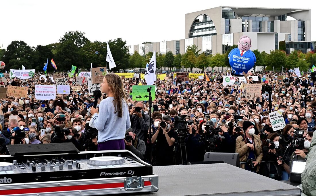 Greta Thunberg durante os protestos na Alemanha, nesta sexta-feira (24)