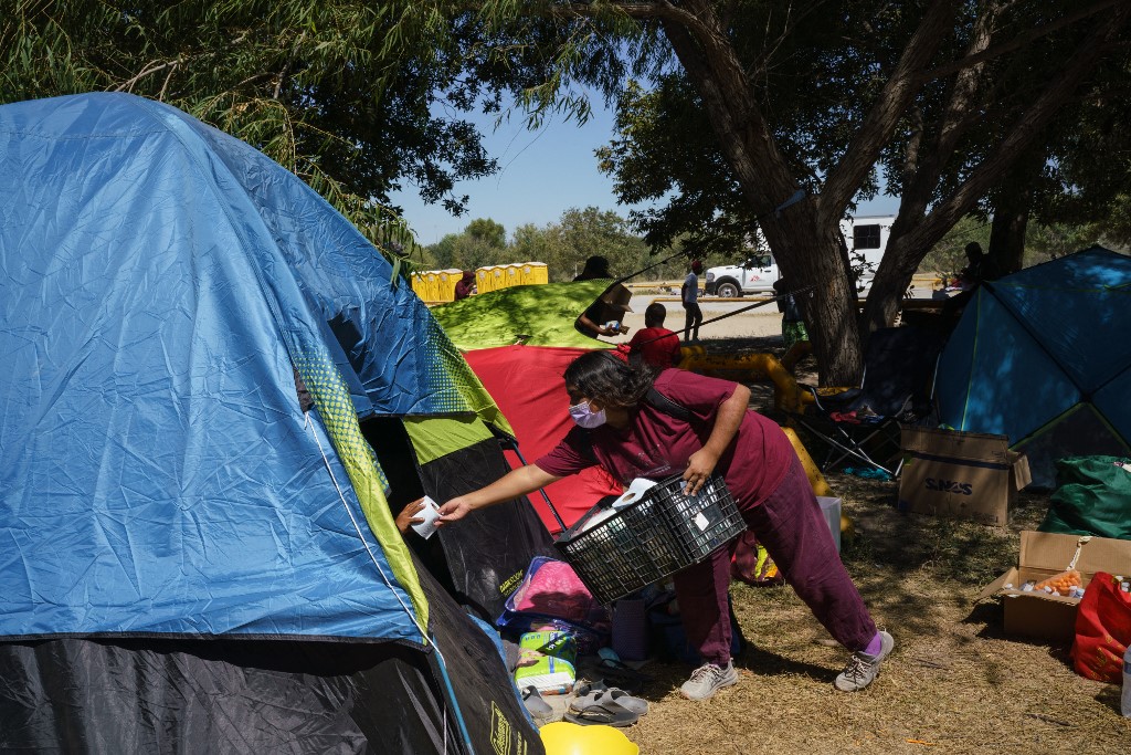 Migrantes haitianos que acamparam ilegalmente sob uma ponte no Texas