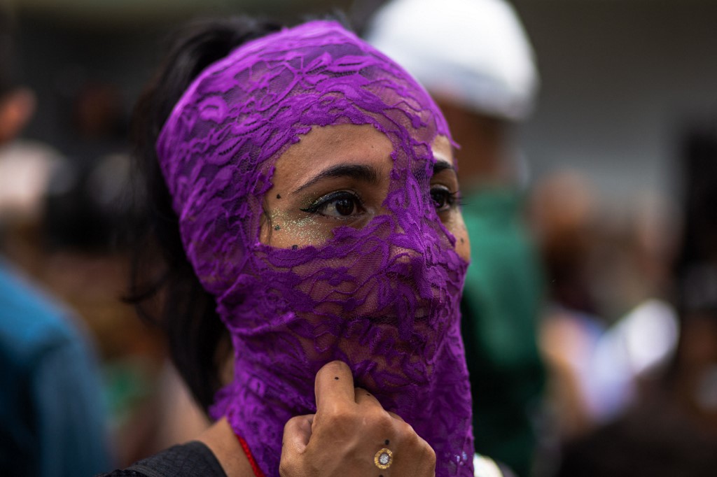 Mulher participa de manifestação pela descriminalização do aborto durante o Dia Global de Ação pelo Aborto Legal e Seguro na América Latina e Caribe em Caracas