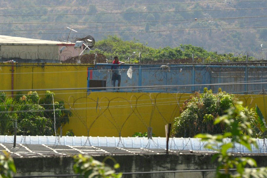 Um preso é visto em uma prisão em Guayaquil, Equador, em 29 de setembro de 2021, depois que um motim ocorreu. 