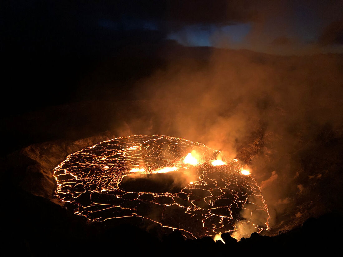 Em 30 de setembro de 2021, a imagem cortesia do US Geological Survey (USGS) mostra a erupção contínua do vulcão Kilauea no Havaí, nascendo em vários locais de fissuras na base e na parede oeste da cratera e um lago de lava crescendo dentro de Halema'uma '