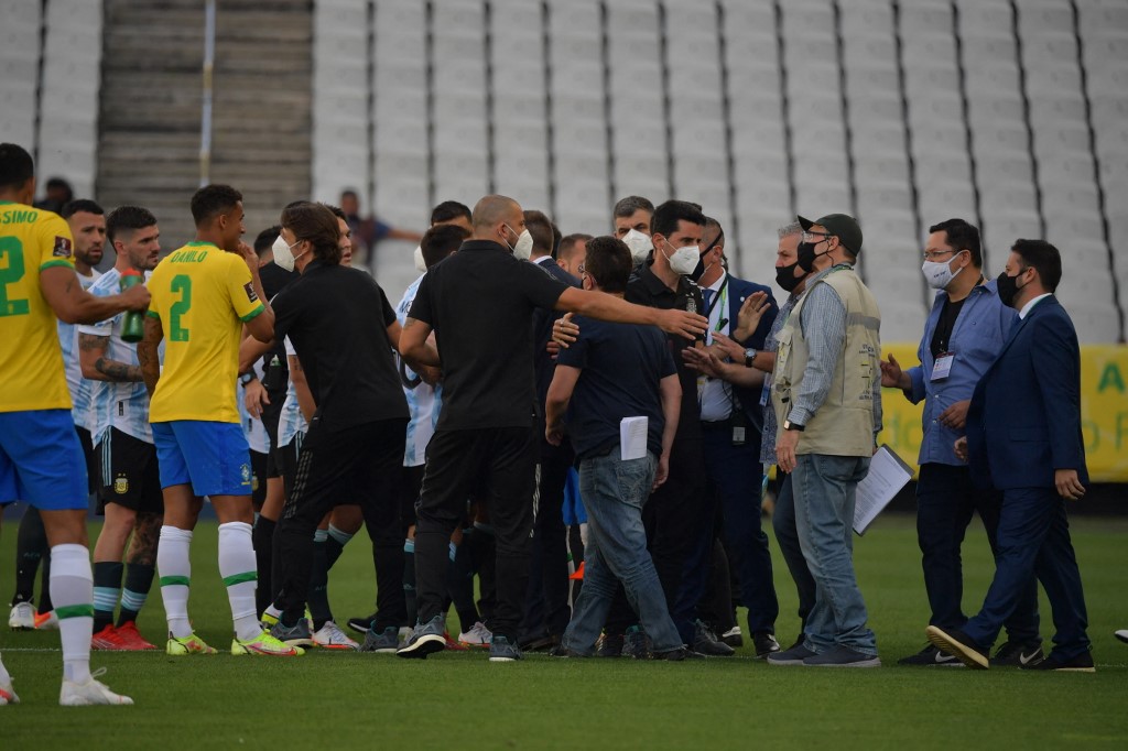 Autoridades da Anvisa entraram em campo para suspender a partida. A Fifa vai decidir o que fazer com o duelo