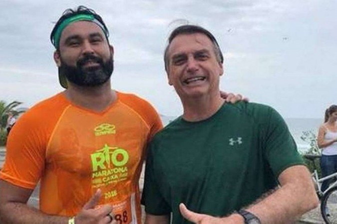 Léo índio e o então presidente Jair Bolsonaro 