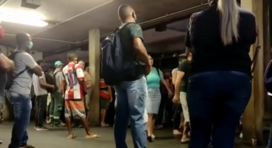 Passageiros enfrentaram atrasos por causa do problema no Metrô do Recife