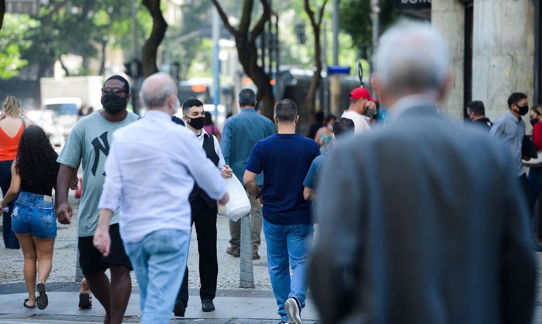 pessoas andando na cidade