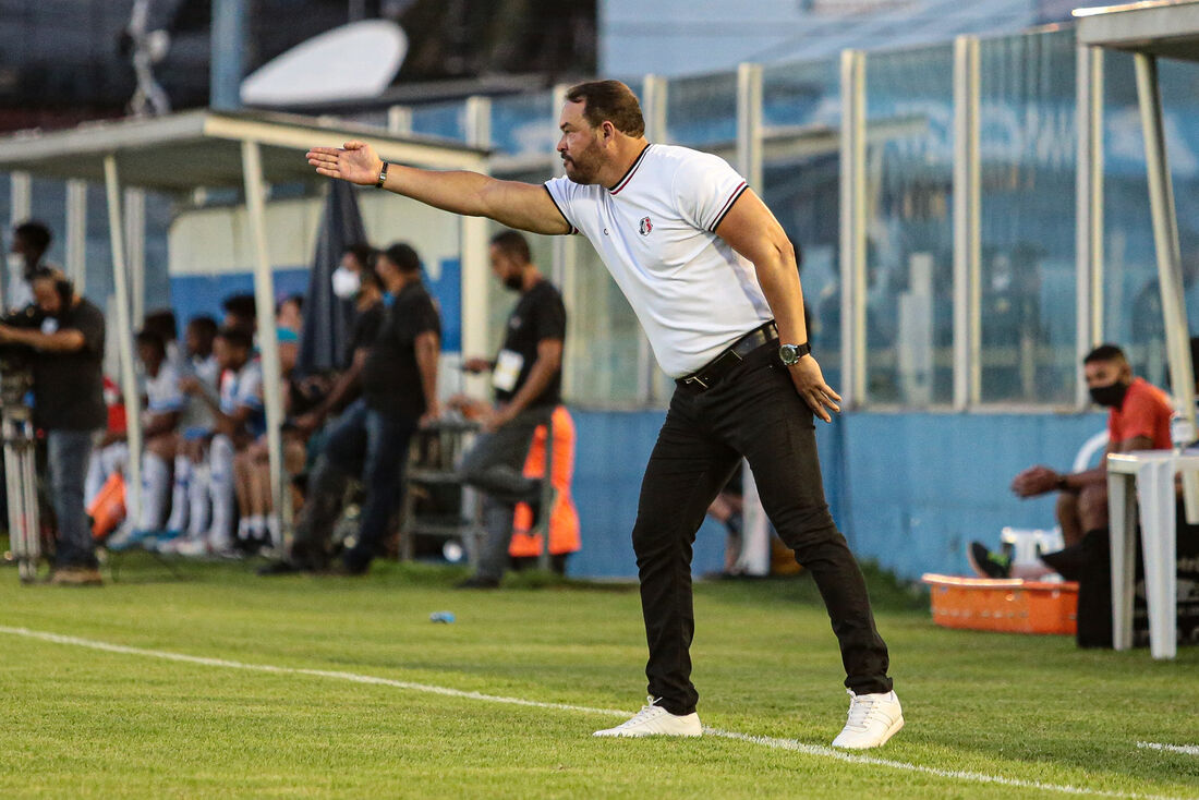 Roberto Fernandes, técnico do Santa Cruz