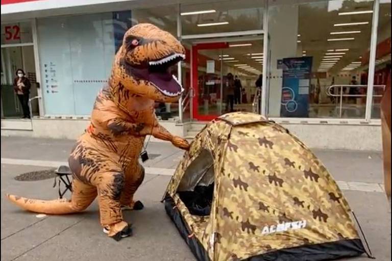 Dinossauro em frente a banco