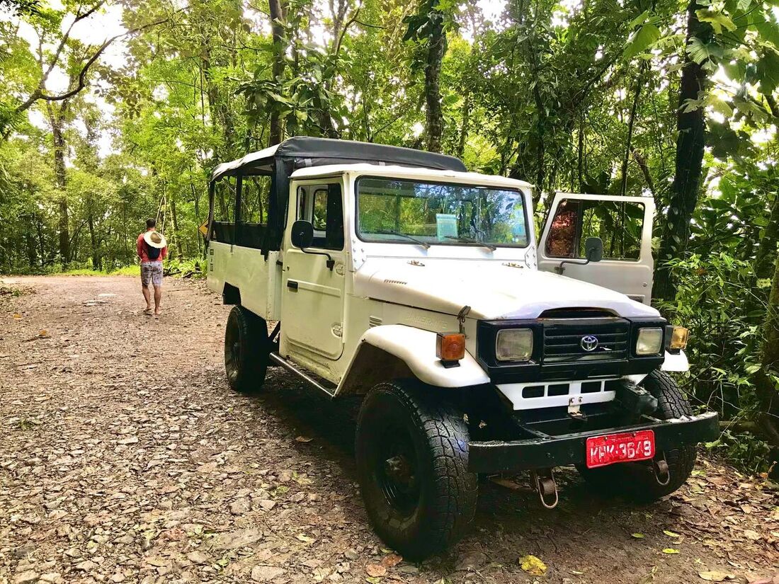 O passeio de jipe 4x4 leva os turistas a conhecerem praias de difícil acesso em Ilhabela