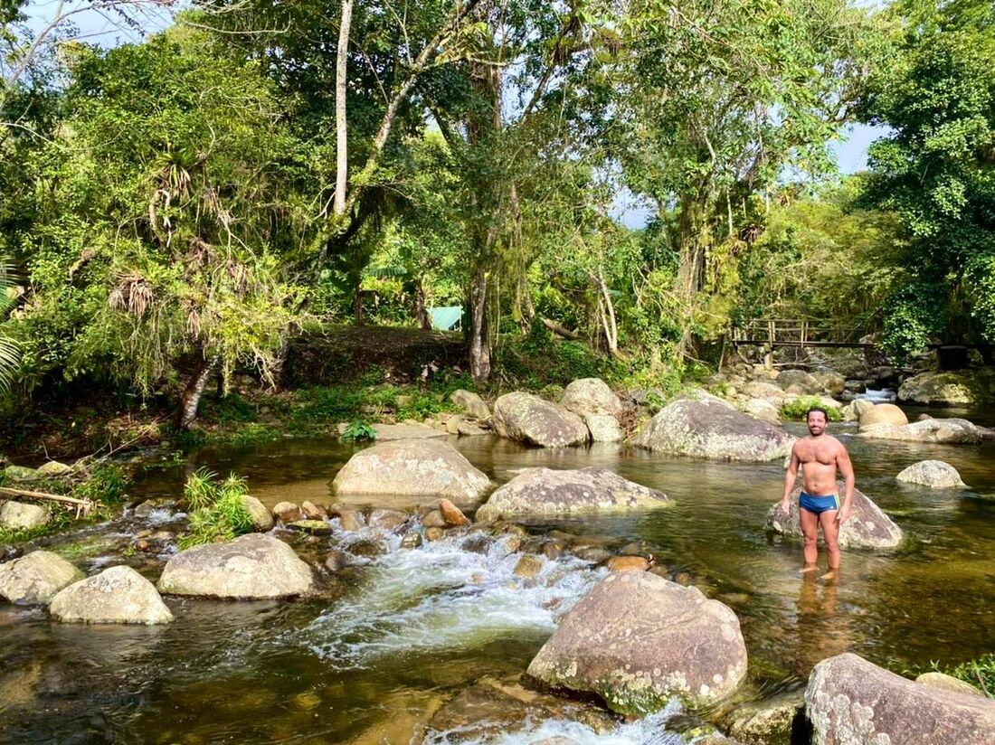 Riacho que passa por dentro da pousada, próximo aos quartos