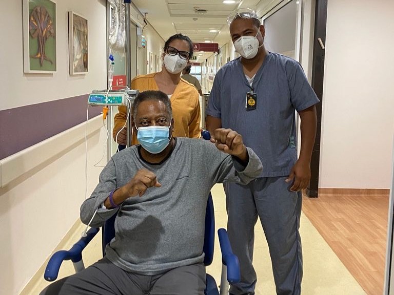 Pelé posta foto de sua recuperação