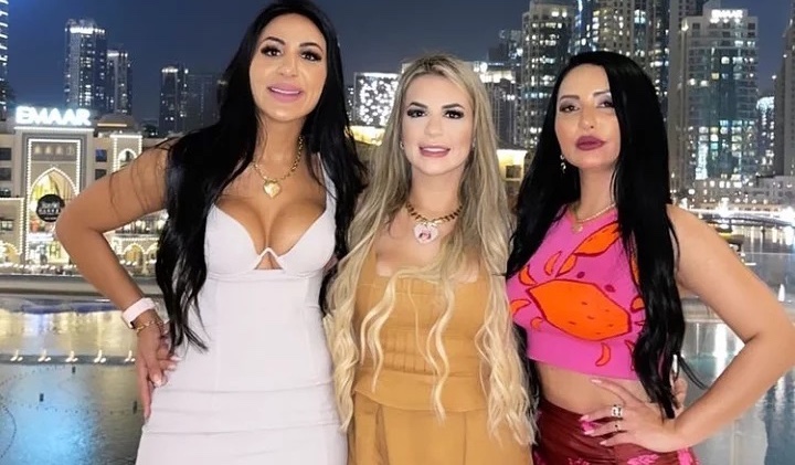 Deolane Bezerra, 33, entre amigas em Dubai