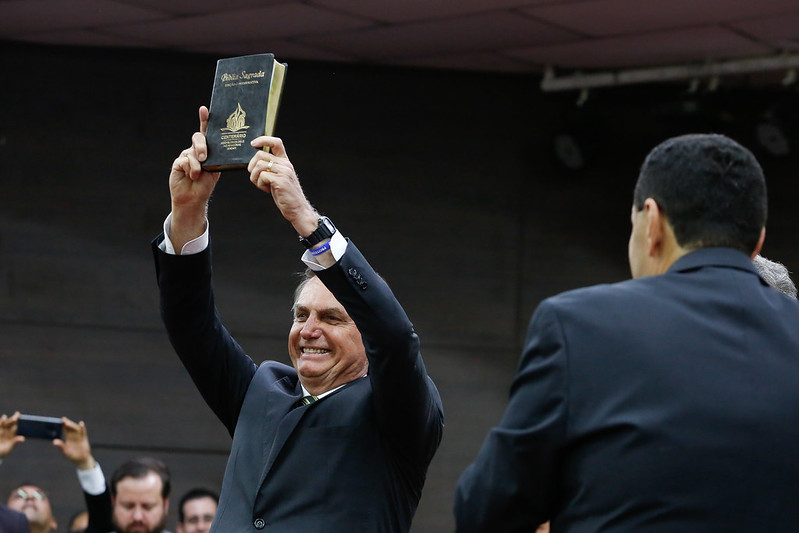 Presidente Jair Bolsonaro erguendo uma bíblia