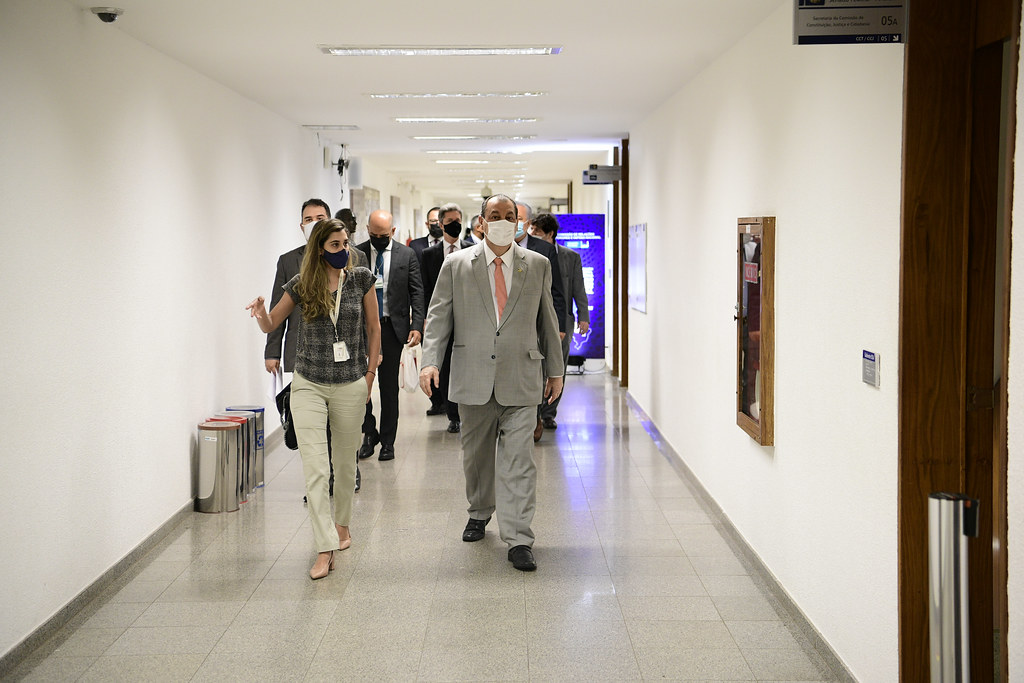 Presidente da CPIPANDEMIA, senador Omar Aziz (PSD-AM) chega ao corredor da comissão.