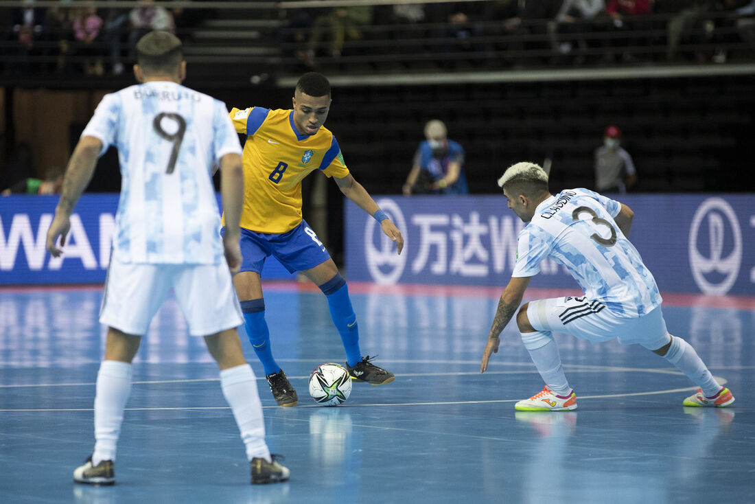 Semifinal da Copa do Mundo de Futsal, disputada por Brasil e Argentina, em Kaunas, na Lituânia