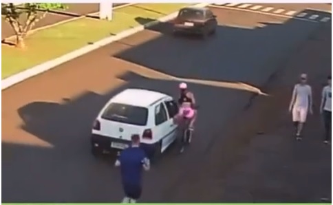 Momento em que o homem toca nas nádegas da ciclista e a desequilibra