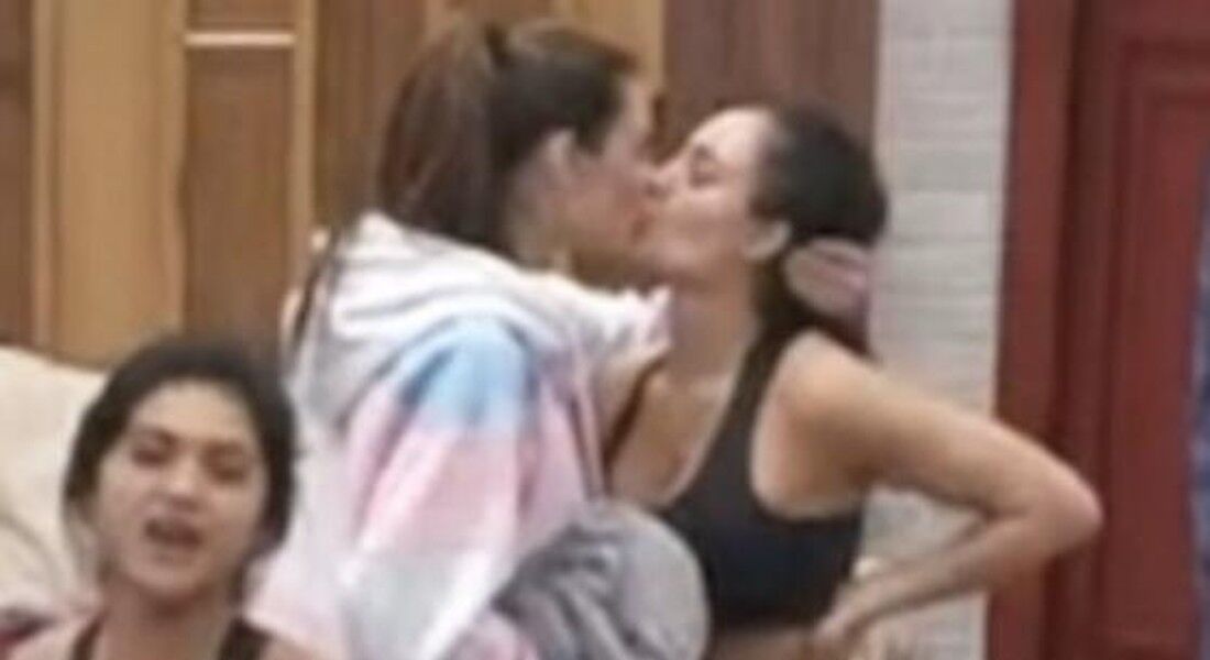 Dayane e Aline trocam selinho