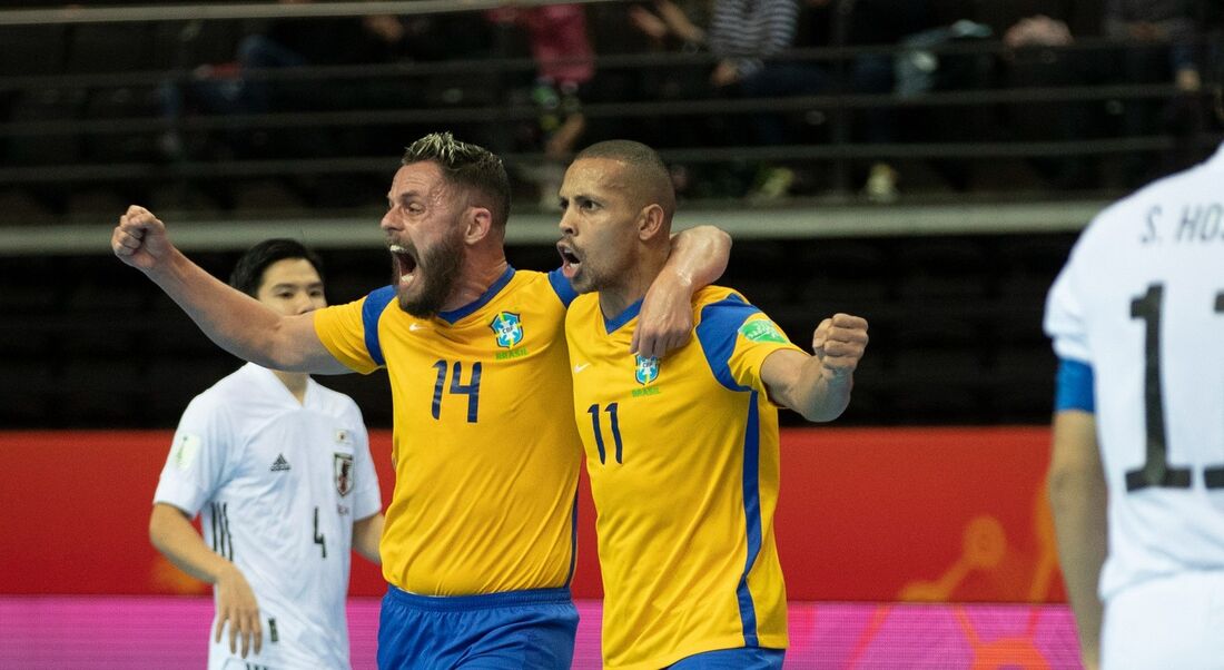 Rodrigo e Ferrão comemoram um dos gols contra o Japão