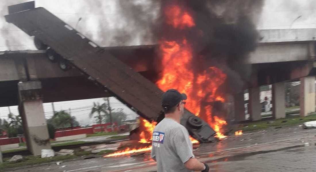 Caminhão caiu do viaduto e pegou fogo em SC