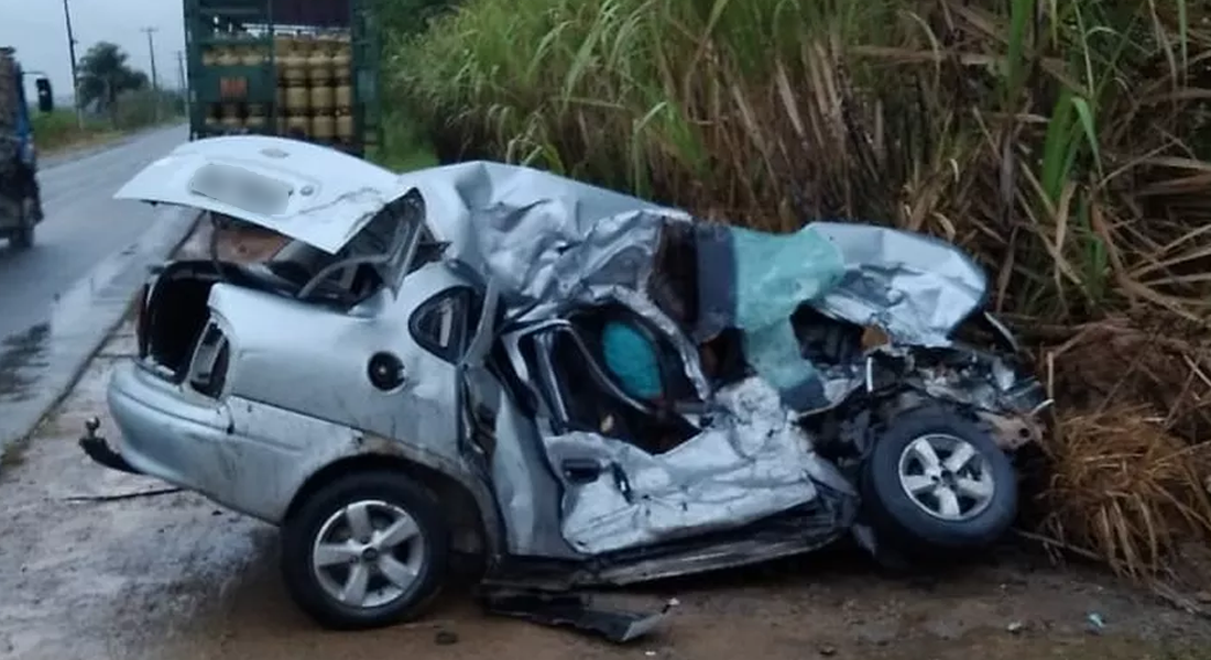 Carro colidiu de frente com caminhão, na PE-60