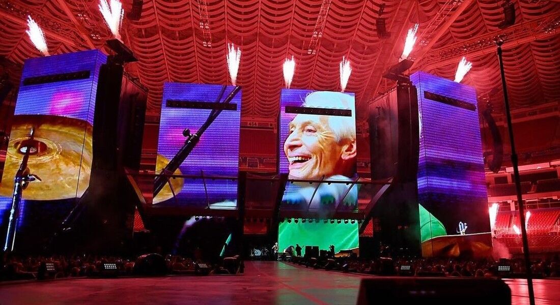 Mick Jagger, Keith Richards e Ronnie Wood iniciaram a noite com o palco vazio, projetando imagens e vídeos de Watts sobre telões, ao som de batidas de bateria